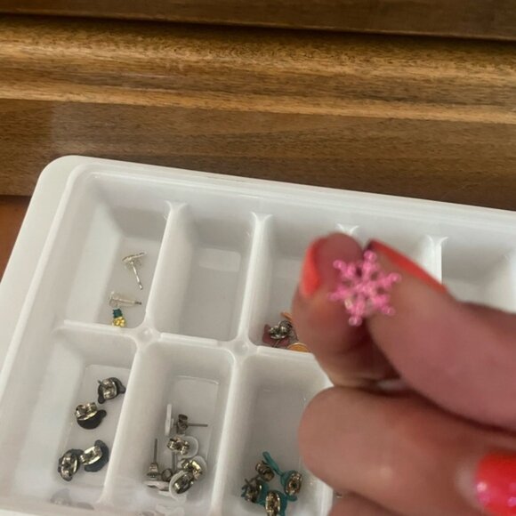 25 Girls Pierced Earrings in Case - Picture 7 of 9